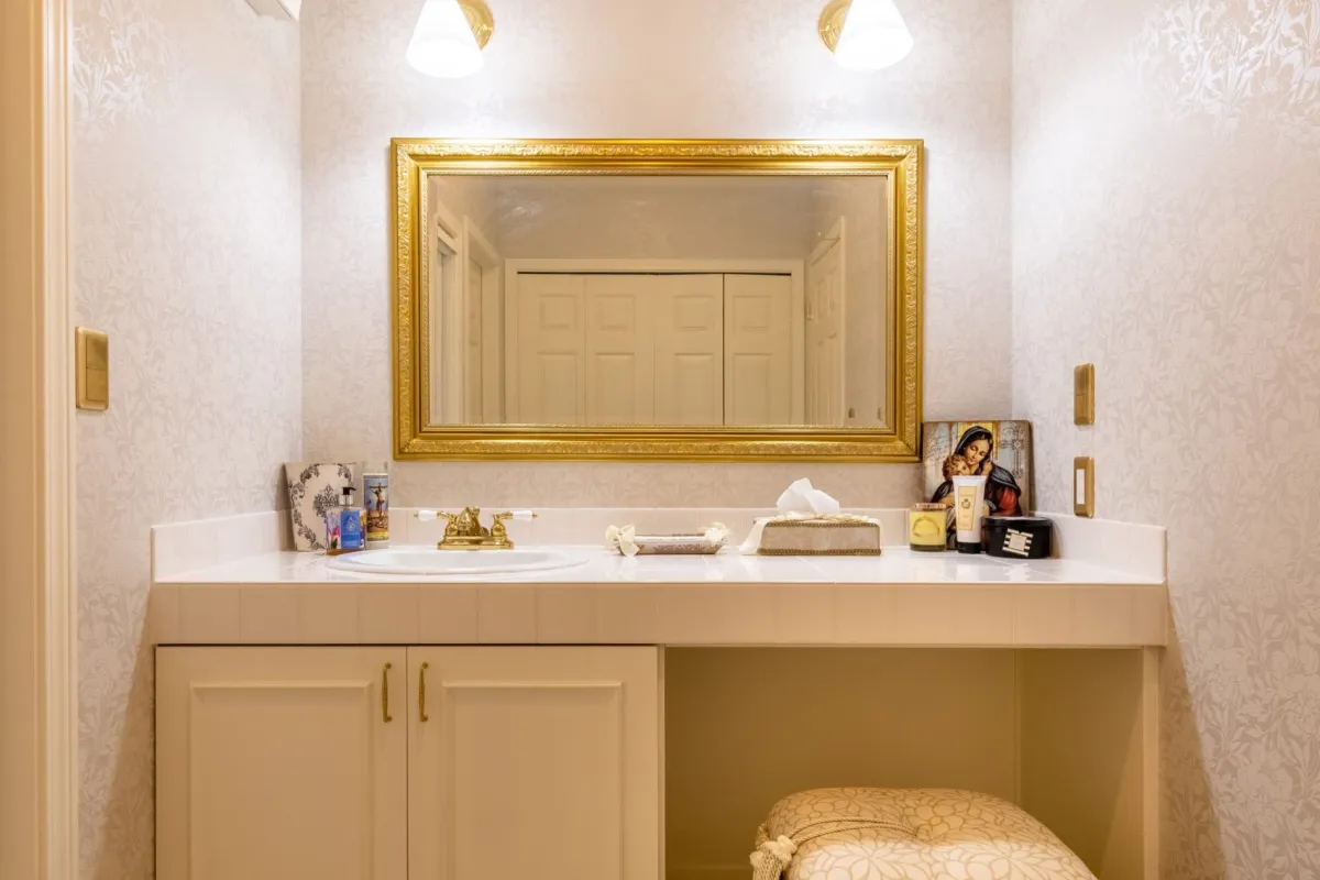 ガーリーな洗面化粧台